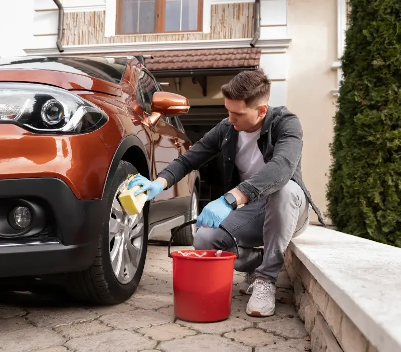 Lavage auto à domicile Chaudeyrolles : professionnel intervenant sur un véhicule